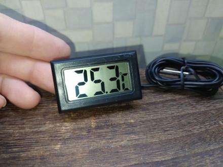 Миниатюрный встраиваемый термометр.
Термометр с выносным проводным датчиком темп. . фото 5
