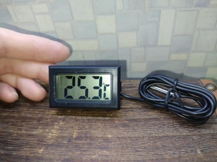 Миниатюрный встраиваемый термометр.
Термометр с выносным проводным датчиком темп. . фото 3