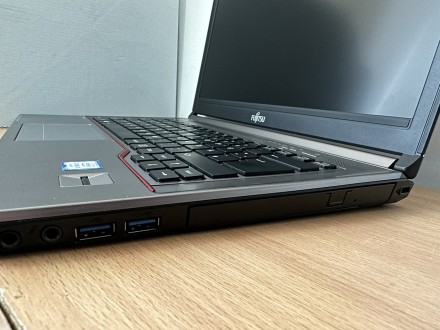 
Ноутбук Fujitsu LifeBook E746/14" (1920x1080) / i5-6300U (2(4) ядра по 2.4 - 3.. . фото 5