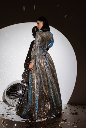
Изысканное вечернее платье макси из невероятно сияющей ткани золотистого оттенк. . фото 6