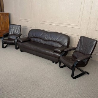 Комплект б/в дуже гарний стан
В комплект входить тримісний диван та 2 крісла
Див. . фото 4