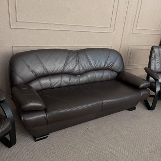 Комплект б/в дуже гарний стан
В комплект входить тримісний диван та 2 крісла
Див. . фото 5