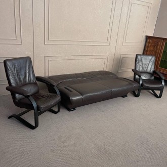 Комплект б/в дуже гарний стан
В комплект входить тримісний диван та 2 крісла
Див. . фото 3