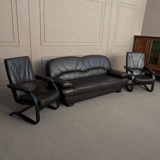 Комплект б/в дуже гарний стан
В комплект входить тримісний диван та 2 крісла
Див. . фото 2