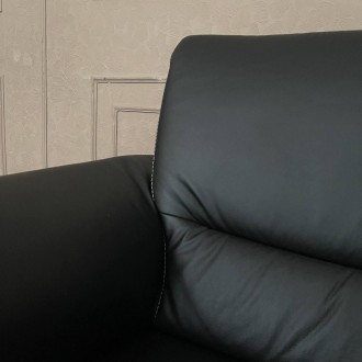 Нове крісло(виставковий зразок)
Натуральна шкіра чорного кольору з усіх боків
Кр. . фото 6