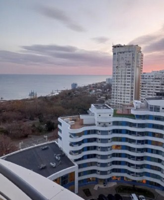Трикімнатна квартира з видом на море. 
 
Квартира розташована на 14 поверсі 18 п. Приморский. фото 3