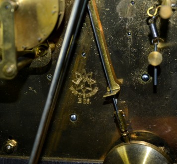 Каминные часы начала-середины 20-го века. Механизм Junghans с боем, латунный циф. . фото 11