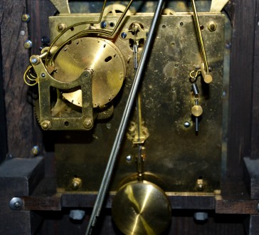 Каминные часы начала-середины 20-го века. Механизм Junghans с боем, латунный циф. . фото 3