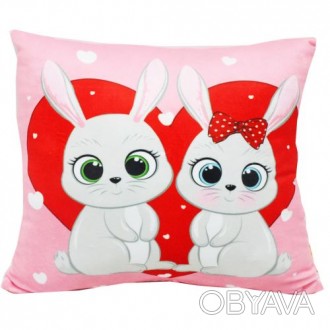 Яркая декоративная подушка, на которой изображены два зайчика на фоне сердечка. . . фото 1