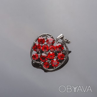 Брошка срібляста Яблучко в червоних кристалах 3,5 см купить бижутерию дешево. . фото 1