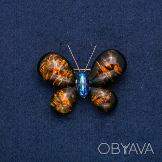 Брошка Метелик золотистий метал з синьою стразою і ім. темний бурштин 50х35мм + . . фото 1