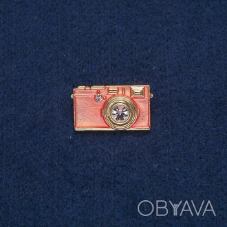Брошка Фотоапарат золотистий метал з рожевою емаллю і білими каменями 30х17 мм +. . фото 1