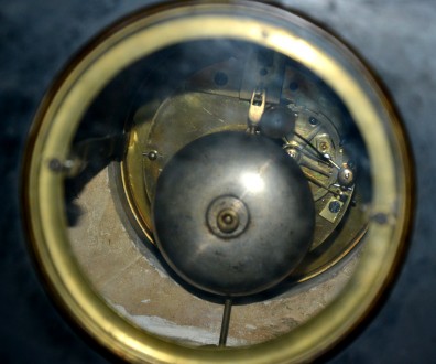 Каминные часы.
Конец XIX века, Франция.
Бронза, черный камень.
1/2 бой, месяч. . фото 4