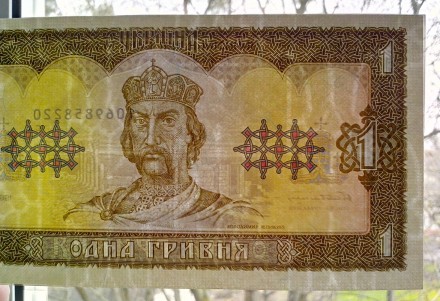 Банкнота Украины номиналом 1 гривна 1992 г.  Серия СА № 1069858220.

Характери. . фото 9