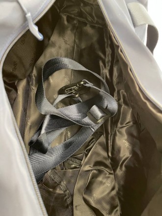 Спортивная бежевая сумка непромокаемая нейлоновая выполнена из плотного и водоот. . фото 6
