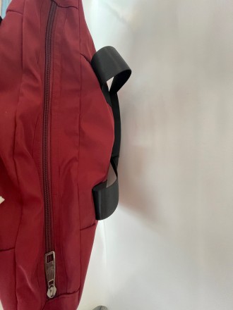 Женская дорожная бордовая спортивная сумка выполнена из плотного и водоотталкива. . фото 5