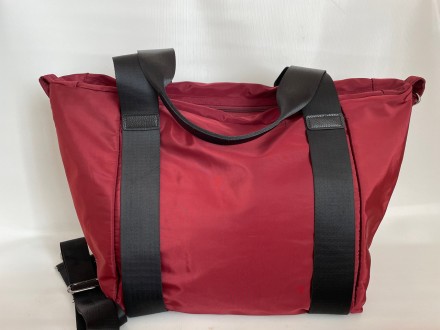 Женская дорожная бордовая спортивная сумка выполнена из плотного и водоотталкива. . фото 2