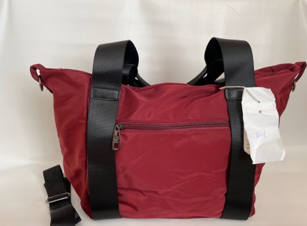 Женская дорожная бордовая спортивная сумка выполнена из плотного и водоотталкива. . фото 3