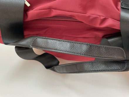 Женская дорожная бордовая спортивная сумка выполнена из плотного и водоотталкива. . фото 6