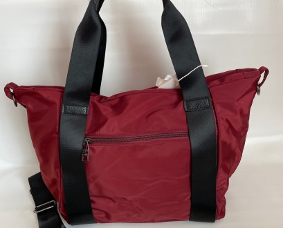 Женская дорожная бордовая спортивная сумка выполнена из плотного и водоотталкива. . фото 7