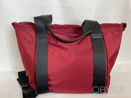 Женская дорожная бордовая спортивная сумка выполнена из плотного и водоотталкива. . фото 1