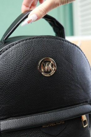 
Перед вами женский рюкзак Michael Kors брендовый рюкзак в черном цвете.
Одно от. . фото 4