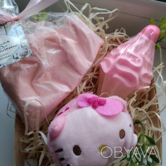 Набор состоит из мягкой игрушки "Hello Kitty", мыло в виде пирожнки с очень вкус. . фото 1