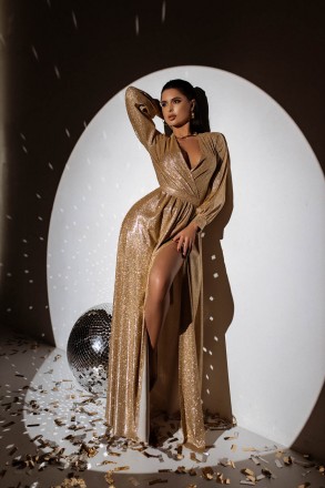 
Изысканное вечернее платье макси из невероятно сияющей ткани золотистого оттенк. . фото 5