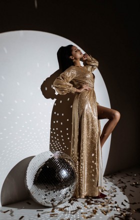 
Изысканное вечернее платье макси из невероятно сияющей ткани золотистого оттенк. . фото 3
