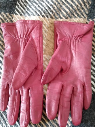 Женские кожаные перчатки КРАСНОГО цвета. Вид новых.
На подкладке.Заявленный раз. . фото 3