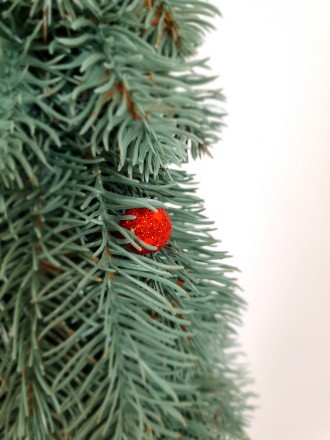 Ель голубая елочка 60см. Новогодняя офисная елка с красными игрушками. Новогодня. . фото 10