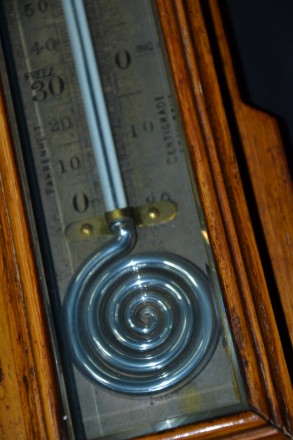 Настенные часы- метеостанция.
Конец 19- го века.
Массив древа,ручная работа.
. . фото 9