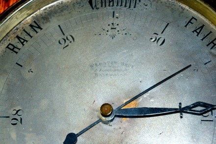 Настенные часы- метеостанция.
Конец 19- го века.
Массив древа,ручная работа.
. . фото 8
