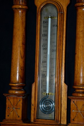 Настенные часы- метеостанция.
Конец 19- го века.
Массив древа,ручная работа.
. . фото 10