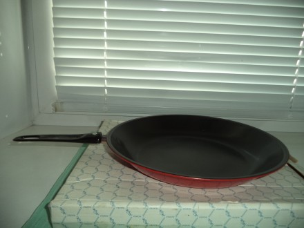Сковородка 26 см в диаметре, глубина- 5 см, ручка съемная, не нагревается. Пища . . фото 6