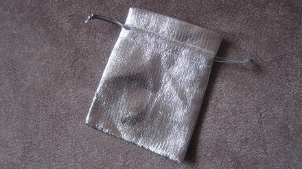 Предлагаю вашему вниманию
подарочные мешочки из серебристой ткани для ювелирных. . фото 4