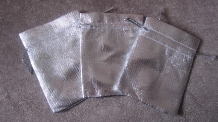 Предлагаю вашему вниманию
подарочные мешочки из серебристой ткани для ювелирных. . фото 3