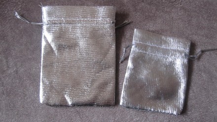 Предлагаю вашему вниманию
подарочные мешочки из серебристой ткани для ювелирных. . фото 8