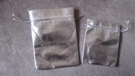 Предлагаю вашему вниманию
подарочные мешочки из серебристой ткани для ювелирных. . фото 7
