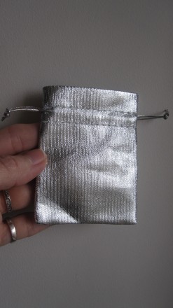 Предлагаю вашему вниманию
подарочные мешочки из серебристой ткани для ювелирных. . фото 5