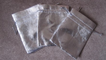 Предлагаю вашему вниманию
подарочные мешочки из серебристой ткани для ювелирных. . фото 2