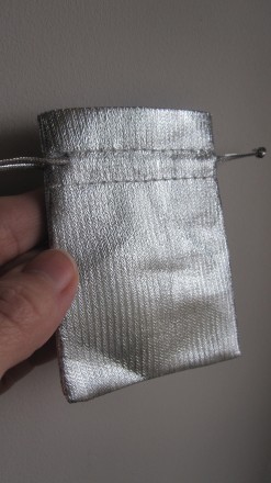 Предлагаю вашему вниманию
подарочные мешочки из серебристой ткани для ювелирных. . фото 6