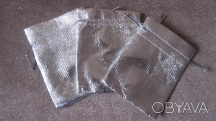 Предлагаю вашему вниманию
подарочные мешочки из серебристой ткани для ювелирных. . фото 1