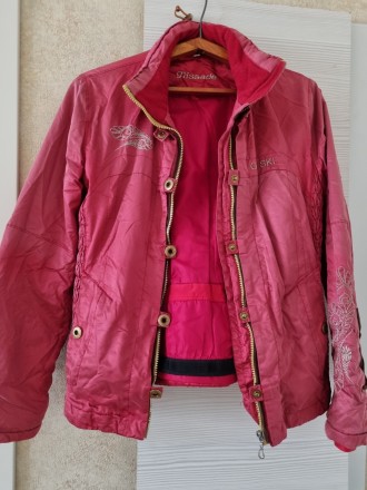 Продам женскую демисезонную куртку,красного цвета,есть капишон,р.46-48,рост 170 . . фото 2