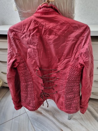 Продам женскую демисезонную куртку,красного цвета,есть капишон,р.46-48,рост 170 . . фото 5
