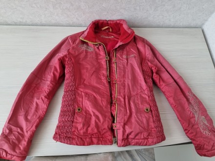 Продам женскую демисезонную куртку,красного цвета,есть капишон,р.46-48,рост 170 . . фото 6