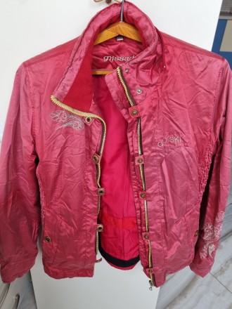 Продам женскую демисезонную куртку,красного цвета,есть капишон,р.46-48,рост 170 . . фото 3