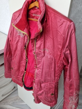 Продам женскую демисезонную куртку,красного цвета,есть капишон,р.46-48,рост 170 . . фото 4