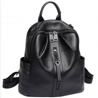 
	Черный женский рюкзак городского типа с металлической фурнитурой темного цвета. . фото 2