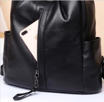 
	Черный женский рюкзак городского типа с металлической фурнитурой темного цвета. . фото 4